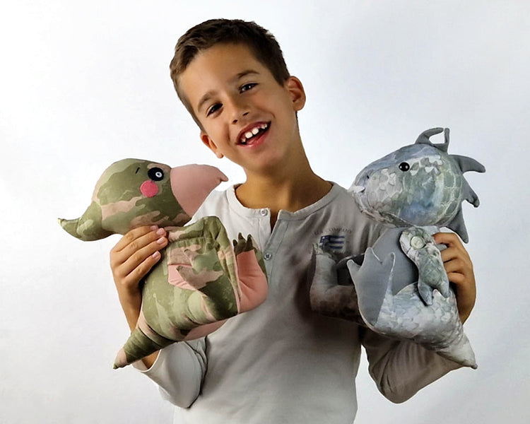 In this collection you can find easy-to-follow patterns for you to make various animals, from cute bunnies, caring elephants, loving teddy bears to mischievous foxes and many more.